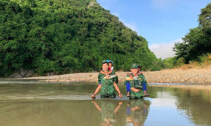 Xúc động clip cán bộ biên phòng trèo đèo, lội suối đưa học sinh vùng biên giới đến trường dự lễ khai giảng