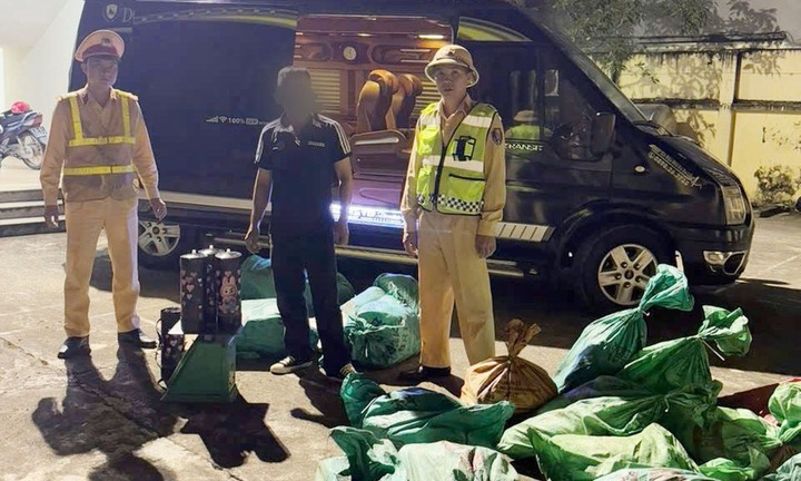 CSGT Quảng Ninh phát hiện xe khách vận chuyển trái phép 376 bình khí cười