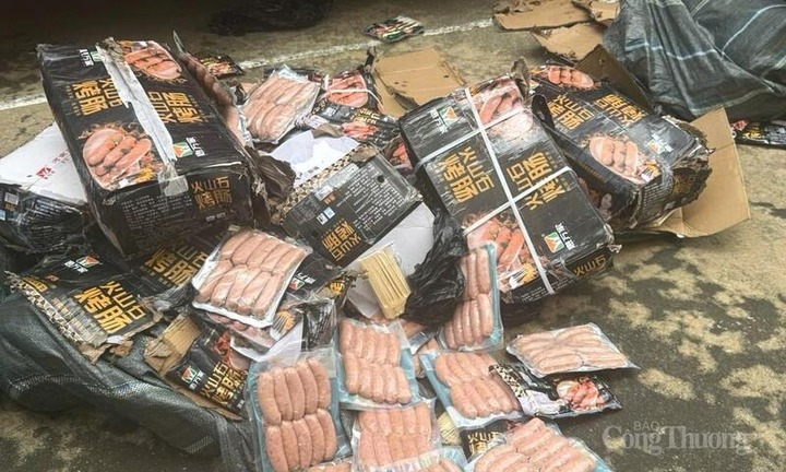 Phát hiện xe khách vận chuyển hơn 4 tạ lạp xưởng không rõ nguồn gốc tại Thanh Hóa