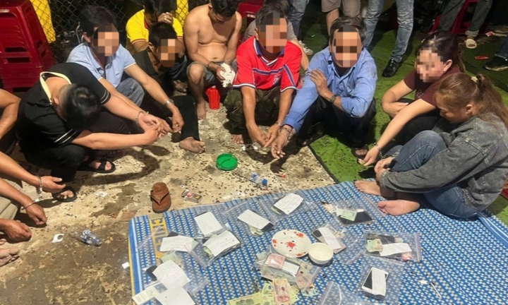 Cảnh sát bắt quả tang 14 người đánh bạc trong đám tang, nhiều đối tượng là phụ nữ