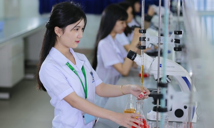 Nhiều trường y dược trên cả nước thông báo xét tuyển bổ sung năm 2025, có cả trường top đầu