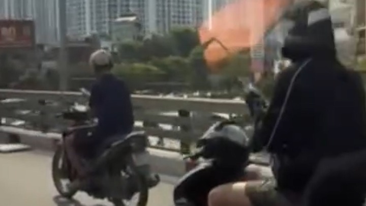 Hai thanh niên đi xe máy dùng điện thoại bị Cục trưởng CSGT ghi hình