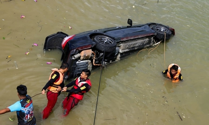 Bố xuống xe hút thuốc, ô tô đỗ ven đường bất ngờ lao xuống sông, 2 con nhỏ tử vong thương tâm ở Malaysia