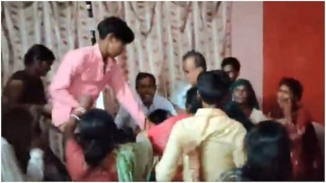 Clip: Không mua đồ ăn vặt cho vợ, người đàn ông cùng mẹ ruột bị cả nhà vợ lao vào hành hung