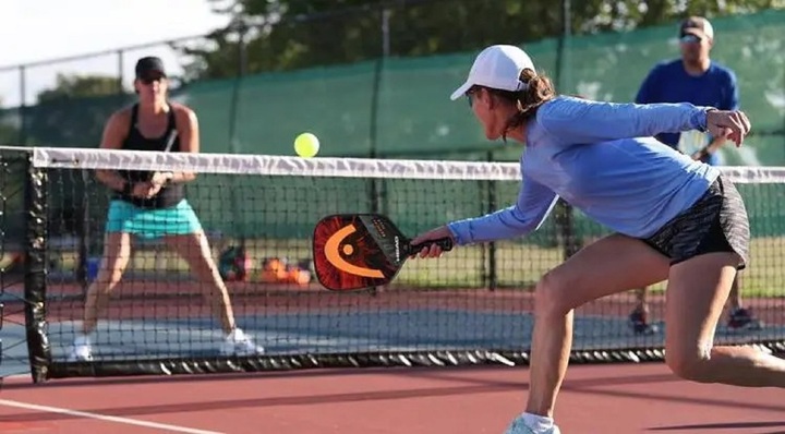 Con dâu mải mê đánh Pickleball 