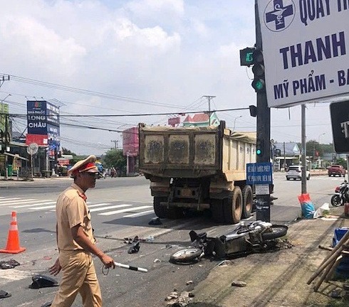 Hiện trường vụ xe ben tông 3 xe máy đang dừng đèn đỏ ở TP.HCM