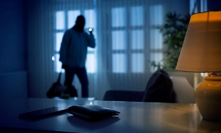 Trộm đồ của người yêu cũ để tặng cho bạn gái mới, nam thanh niên bị bắt giữ