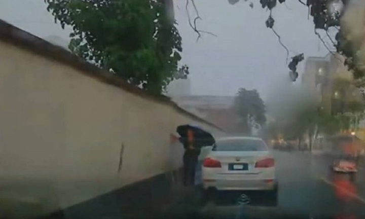 Sốc: Maybach 5,5 tỷ nát bét vì tường sập, chủ xe thoát chết trong gang tấc