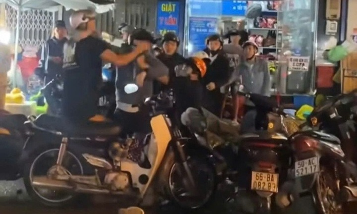 Xác minh clip khoảng 10 thanh niên đánh đôi nam nữ nằm bẹp dưới đất ở TP.HCM