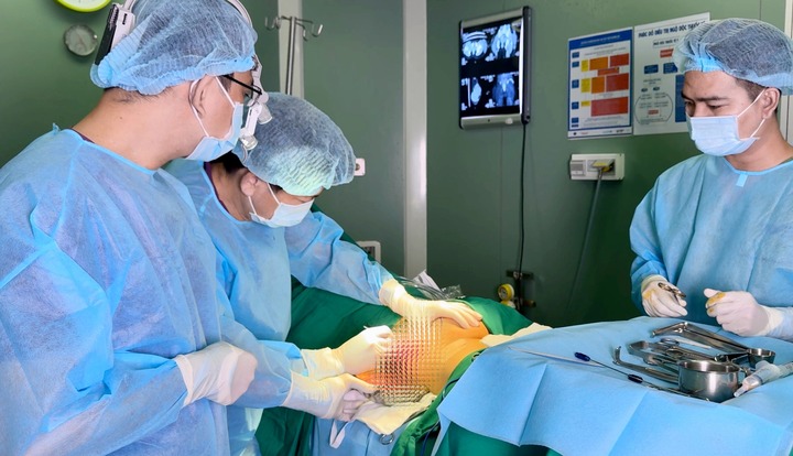 Bi hài hậu vận thẩm mỹ: Tiêm filler nâng cấp 