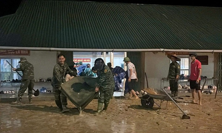 Tuyên Quang: Lũ ống bất ngờ ập về trong đêm, gần 300 học sinh phải sơ tán khẩn cấp