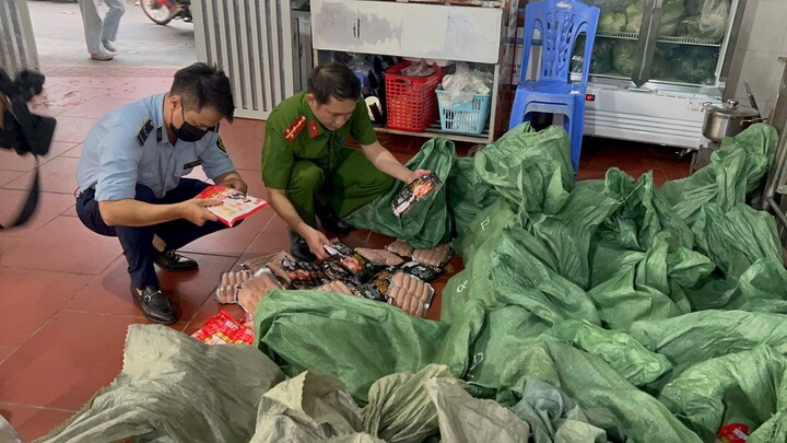 Hà Nội: Phát hiện, tạm giữ gần 1 tấn xúc xích, lạp xưởng trôi nổi chuyên bán tại các cổng trường học