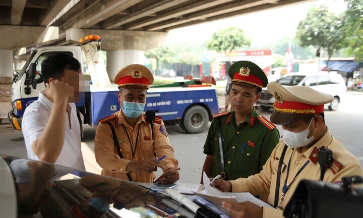 Hà Nội: Xử lý hàng loạt phương tiện đỗ dưới gầm Vành đai 3