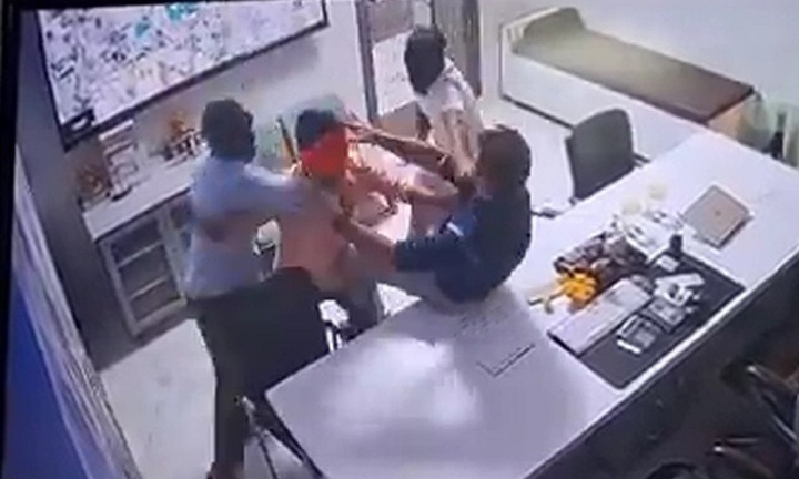 Clip: Nhóm đối tượng xông vào phòng, tát liên tiếp nam bác sĩ 11 cái