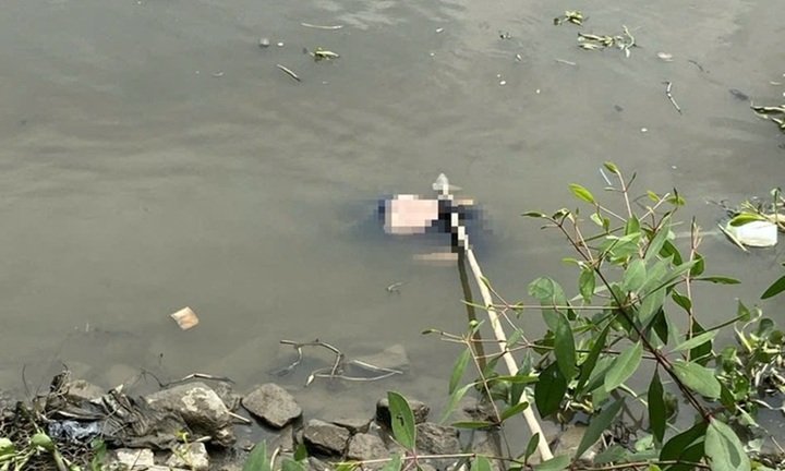 Người phụ nữ tá hỏa phát hiện thi thể nam giới dưới sông Sài Gòn