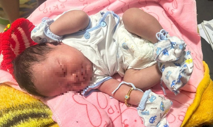 Bé trai sơ sinh kháu khỉnh bị bỏ rơi trước cửa nhà dân ở Huế