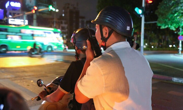 Cận cảnh CSGT Hà Nội hóa trang ghi hình, xử lý hàng loạt xe tải vi phạm ban đêm