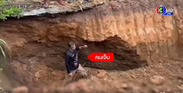 Clip: Ám ảnh khoảnh khắc đường sụp, chôn vùi công nhân đang kiểm tra cống thoát nước