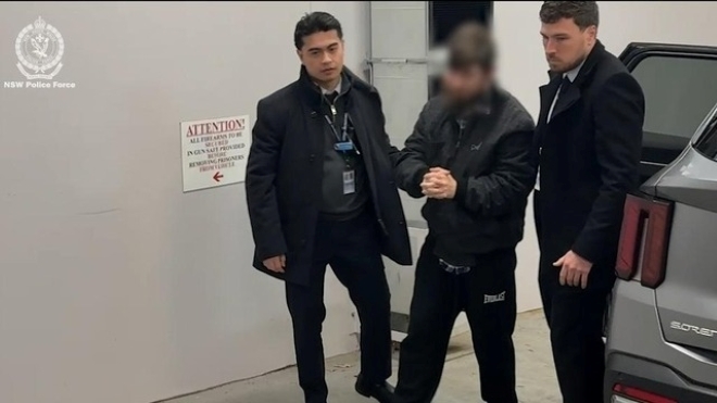 Clip: Bắt quả tang gã đàn ông quay lén phụ nữ trong phòng thay đồ trung tâm mua sắm nổi tiếng