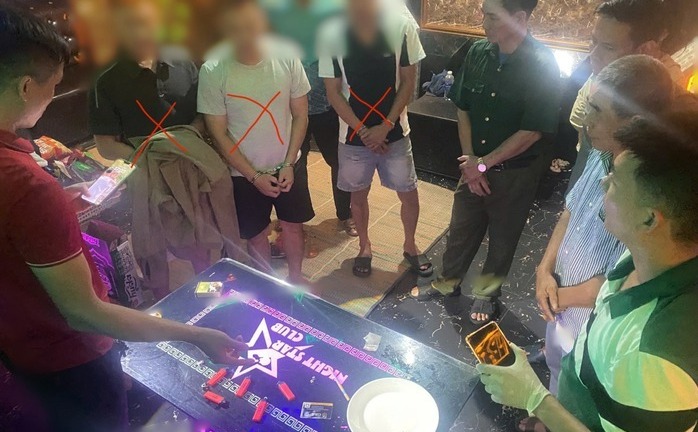 Bắt quả tang 3 nam giới làm điều 