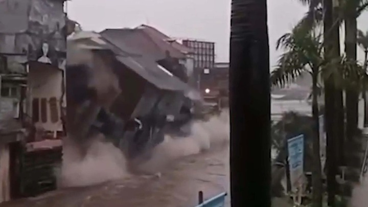 Clip: Kinh hãi tòa nhà 3 tầng bất ngờ đổ sập xuống sông, ít nhất 3 người mất tích