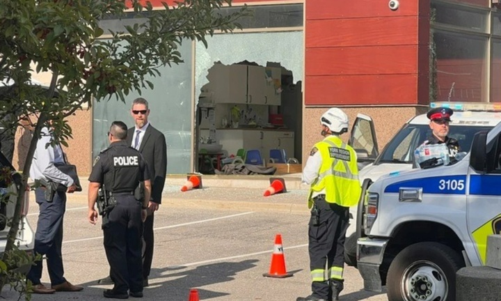 Ô tô bất ngờ lao vào nhà trẻ, bé trai 18 tháng tuổi tử vong, 6 em bị thương