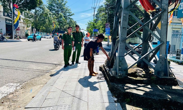 Bắt đối tượng lén lút đốt trụ điện ở Quảng Ngãi