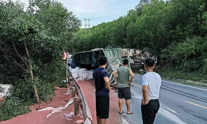 Tin tức tai nạn giao thông mới nhất ngày 14/9: Xe container lật nghiêng, Quốc lộ 12A ách tắc