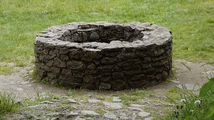 Một thanh niên trượt chân ngã xuống giếng, nam công nhân trèo xuống cứu, cả hai tử vong thương tâm