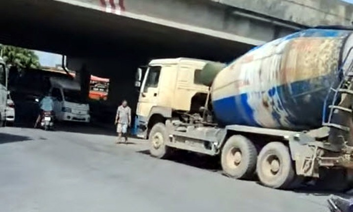 Hiện trường thương tâm vụ nữ sinh lớp 10 tử vong sau va chạm với xe bồn ở Hà Nội