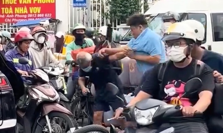 Phẫn nộ clip ghi lại cảnh cụ ông bị nam thanh niên đánh tới tấp vào mặt ở TP.HCM