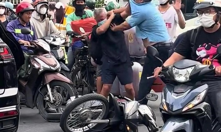 Xác minh clip cụ ông bị nam thanh niên đánh tới tấp vào mặt ở TP.HCM