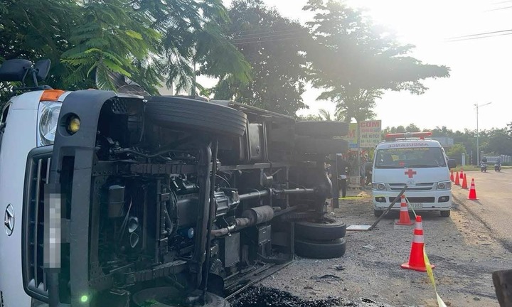 Clip: Khoảnh khắc xe tải chở hải sản lật nghiêng, trượt dài trên quốc lộ, một người ngồi trong cabin tử vong