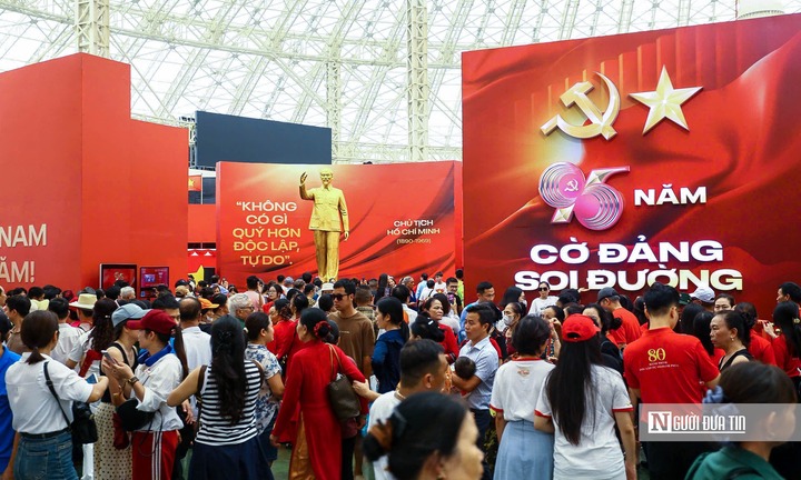 Hàng nghìn người dân đổ về triển lãm thành tựu đất nước trong ngày cuối cùng mở cửa