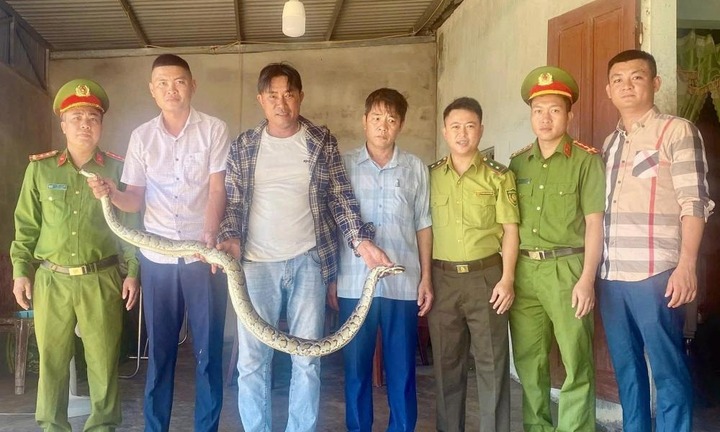 Bắt được con vật quý hiếm nặng 10kg, người dân giao nộp cho công an