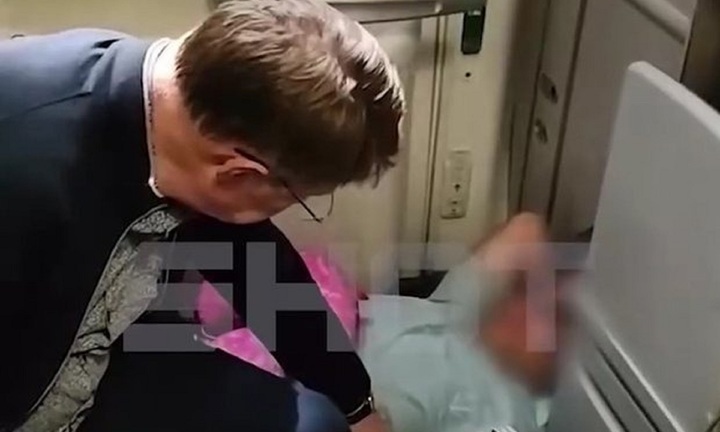 Bộ trưởng Y tế Nga cấp cứu cho hành khách trên chuyến bay Moscow - Hà Nội