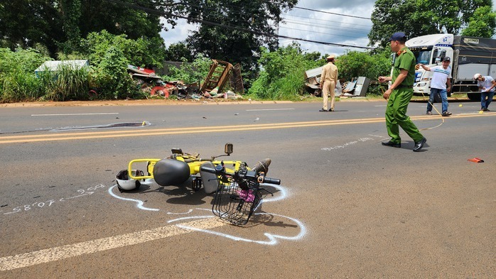 Clip: Hiện trường vụ xe máy tông xe đạp điện, 1 học sinh tử vong thương tâm