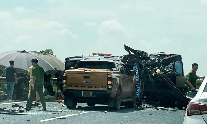 Clip: Xe limousine tông thẳng vào đuôi xe tưới cây trên cao tốc Pháp Vân-Cầu Giẽ