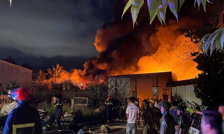 Hiện trường vụ cháy kho phế liệu, cột khói bốc cao hàng chục mét ở Quảng Ngãi