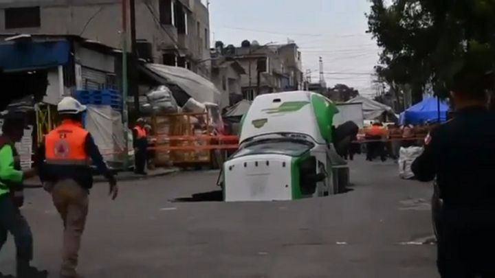 Clip: Mặt đường bất ngờ sụp xuống, hố tử thần nuốt chửng xe tải giao nước ngọt đi qua