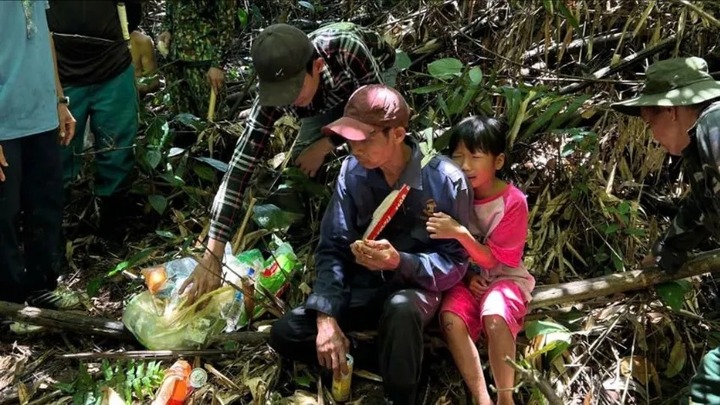 Tìm thấy người đàn ông để 2 con nhỏ ở chòi, vào rừng hái măng rồi mất tích