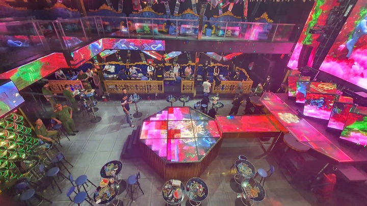  Bắt quả tang Nguyễn Văn Lâm chuyên giao ma túy cho khách tại quán bar Monaco