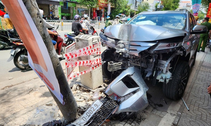 Clip ghi lại hiện trường vụ ô tô đâm liên hoàn xe máy, tông gãy trụ điện, 3 người bị thương