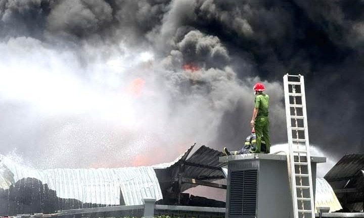 Tin thời sự hôm nay (17/9): Tìm thấy một thi thể trong đám cháy xưởng ở TP.HCM