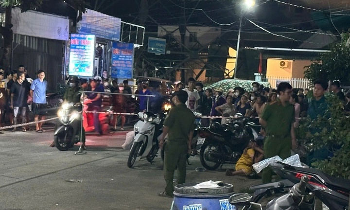 Vụ thi thể 2 vợ chồng trước cửa nhà ở TP.HCM: Nhân chứng nói gì?