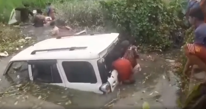 Clip: Xe chở rượu mất lái, lao xuống mương, nhiều người ùa xuống nước đập cửa kính, 