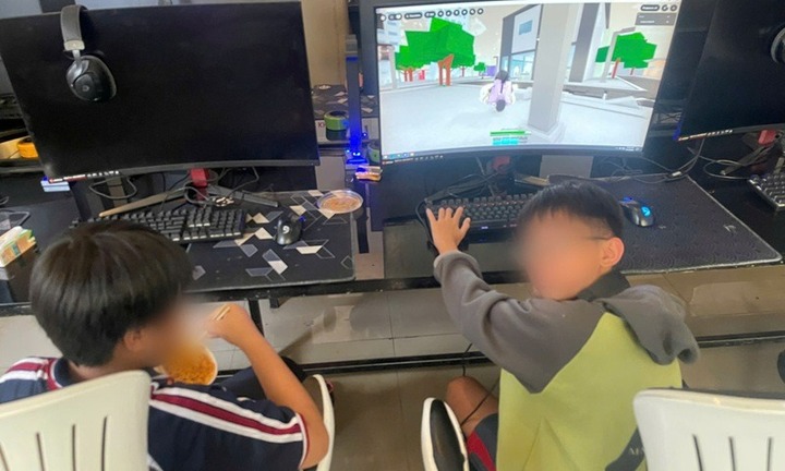 Tìm thấy bé trai 11 tuổi mất liên lạc với gia đình ở quán điện tử