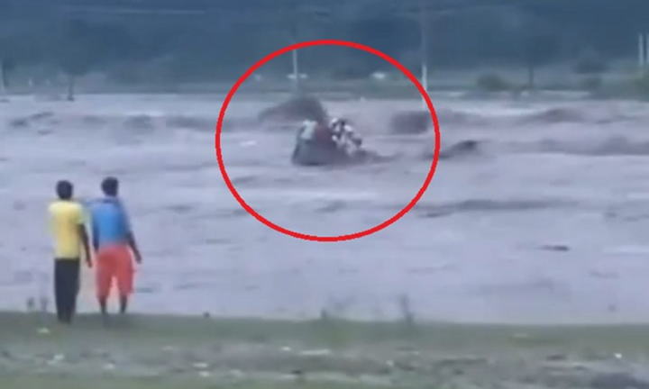 Clip: Xe đầu kéo chở 10 công nhân không may bị nước lũ cuốn trôi, người dân trên bờ bất lực la hét