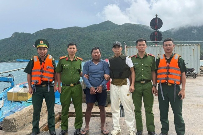 Bắt giữ đối tượng truy nã Trần Văn Phúc trên tàu cá