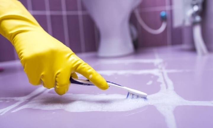 Cách tẩy trắng đường chỉ gạch bằng rượu và oxy già